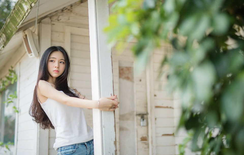 就这么望著吧，直到把浮世望成眼睫上的尘埃。如果，子夜想醉，有什么比叹息更畅怀的?子夜想歌，有什么比忘川之水更能断愁?——三毛